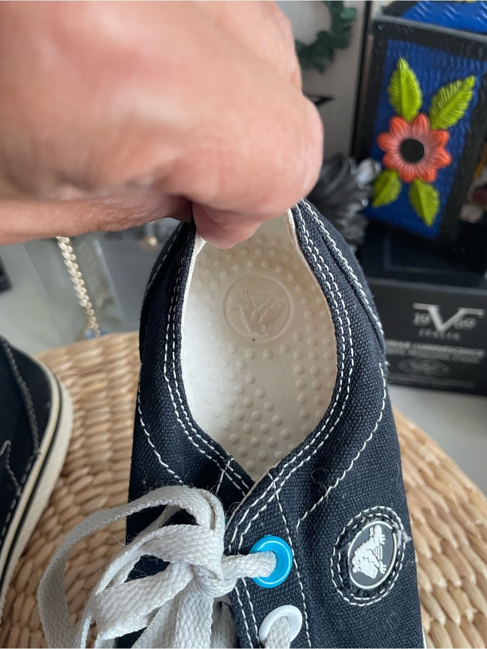 CROCS Woman’s Sneakers in SZ 7 in gently used condition - Picture 7 of 9